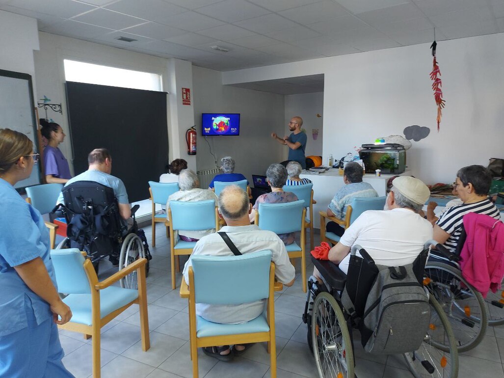 Un grupo de personas sentadas en una sala